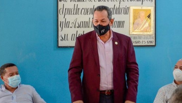 Porfirio Peralta de reúne con decenas de emprendedores comerciantes textiletos en Azua